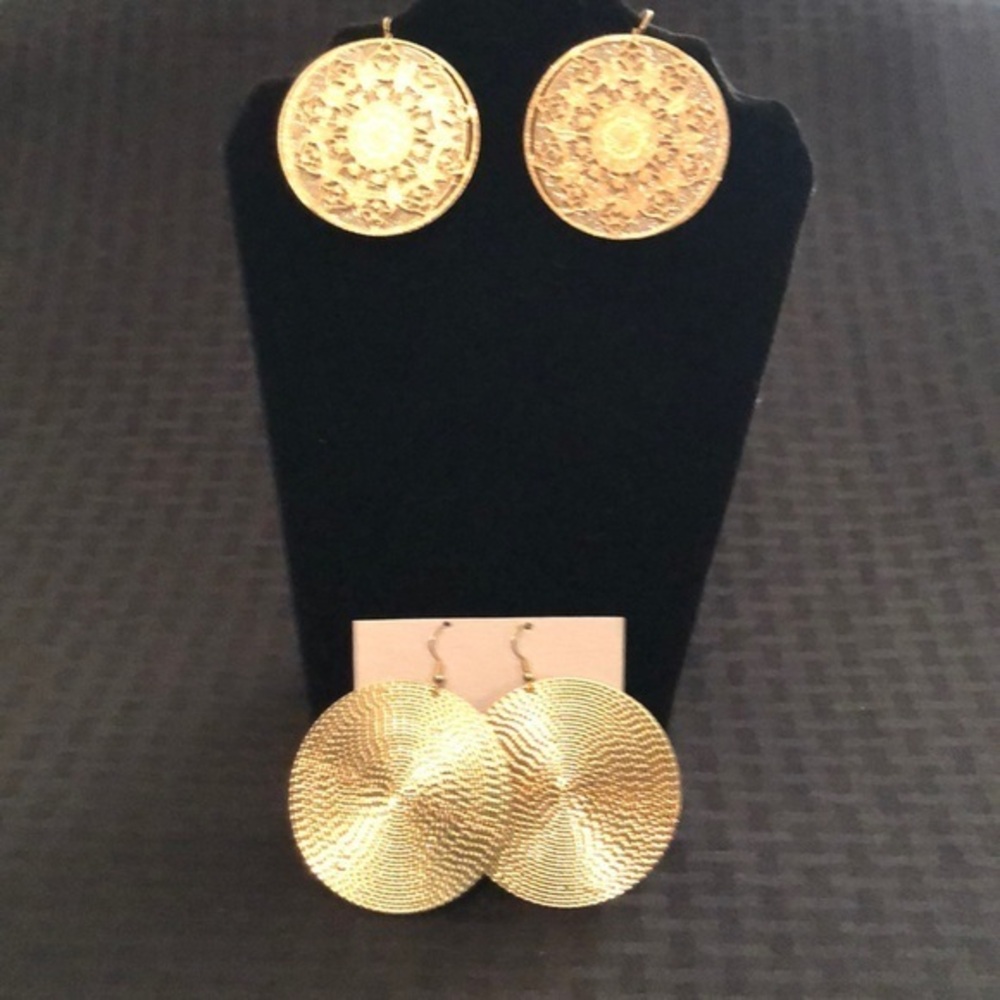 Set of oversized earrings in gold tone.